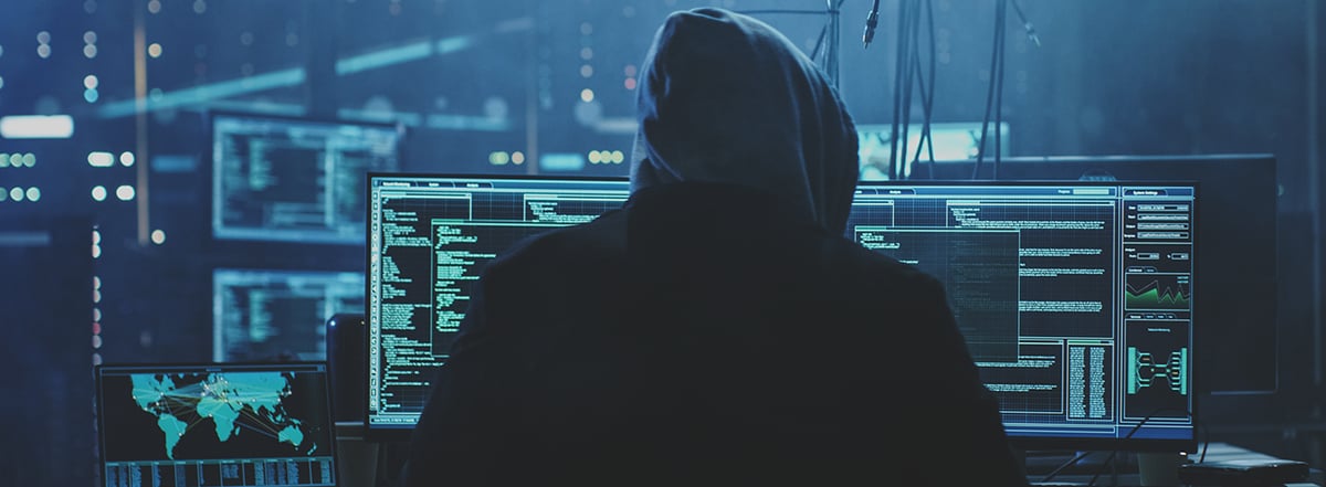 Jogos cibernéticos e um homem com um computador para hackear streaming de  música ou trabalhar em phishing serious dark e um hacker ou jogador com um  site ou informações em um pc