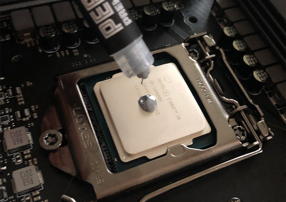 Applying thermal paste to a CPU