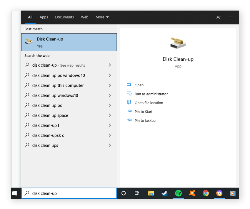 Localización del Liberador de espacio en disco de Windows a través del cuadro de búsqueda de la barra de tareas para eliminar los archivos temporales y los datos en caché.