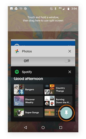 Captura de pantalla de muchas ventanas abiertas con el icono para fijar la pantalla resaltado en una de ellas.