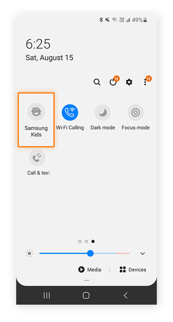 Menú de ajustes rápidos de Samsung con el icono de Samsung Kids resaltado.