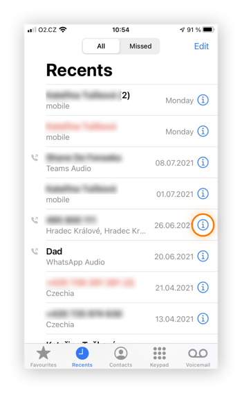 Impedindo chamadas de spoofing no iPhone bloqueando contatos por meio da guia Recentes no aplicativo Telefone.