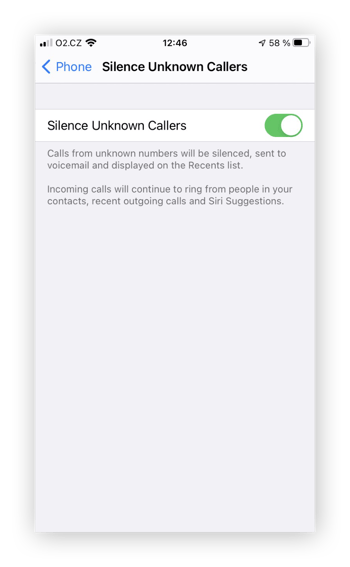 Selecionando Silenciar desconhecidos nas configurações do iPhone para evitar chamadas de spam.
