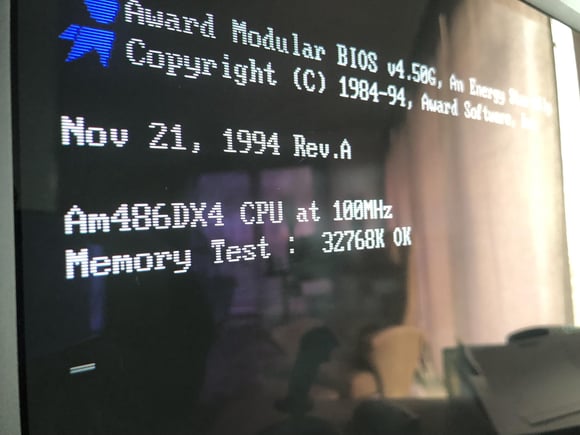 Retro screen of a computer with just 32 MB of RAM, compared to todays 16 GB of RAM