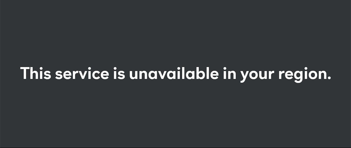 Captura de pantalla del mensaje «este servicio no está disponible en su región» de una página web geobloqueada