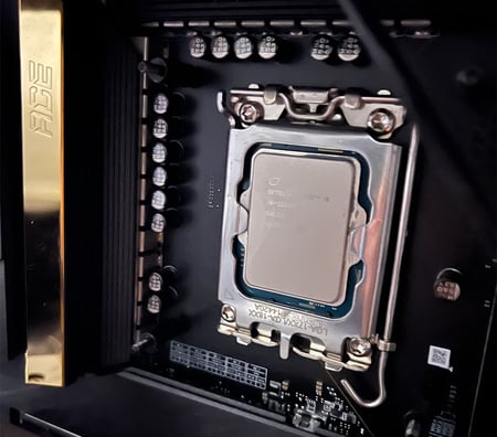 Le processeur i9-12900KS d’Intel installé sur la carte mère d’un PC.
