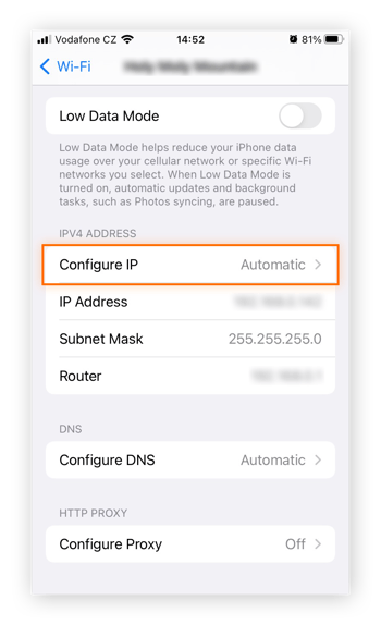 Texto: configuración de red de iOS con las opciones de "Configurar IP".