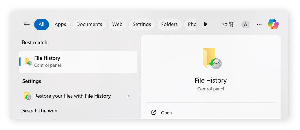 L’utilisateur a saisi Historique des fichiers dans la barre des tâches et Historique des fichiers est apparu.
