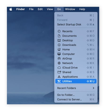 Para comprobar el uso de la RAM en un Mac, haga clic en Ir en el Finder y, a continuación, en Utilidades en el menú desplegable.