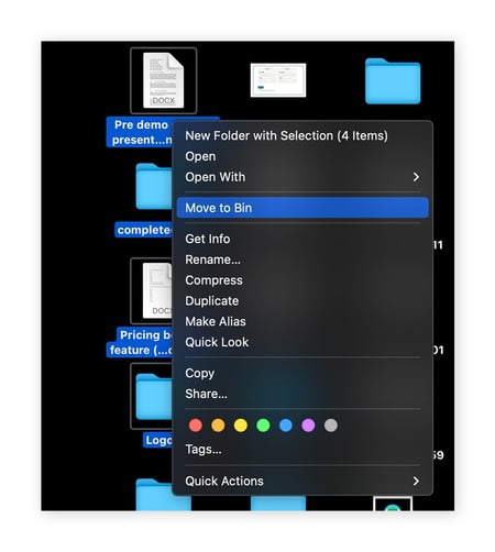 Acción de resaltar varios archivos del escritorio y trasladarlos a la papelera en macOS.