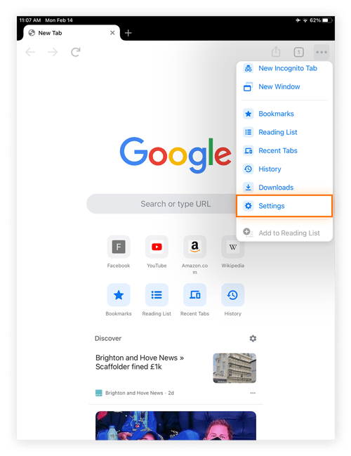 Eine Ansicht von Google Chrome auf dem iPad, mit dem geöffneten Menü (drei Punkte) oben rechts, in dem „Einstellungen“ hervorgehoben ist.