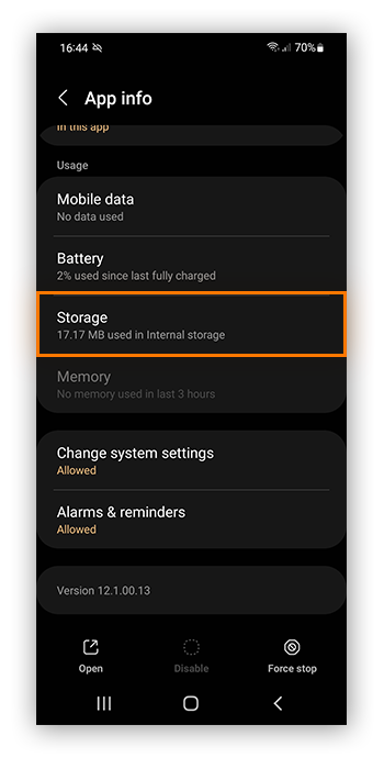 Ajustes de almacenamiento de una aplicación en un dispositivo Samsung.