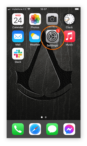 Screenshot des iPhone Home-Bildschirms, wo Apps mit Symbolen angezeigt werden. Die App „Einstellungen“ ist hervorgehoben.