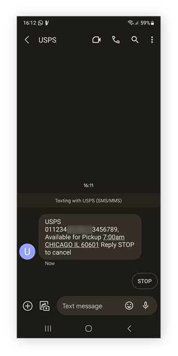 Ein Beispiel für eine echte USPS-SMS mit Sendungsnummer, Datum, Status, Standort und Anweisungen, wie man Updates abbestellen kann.
