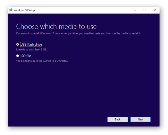 Windows is asking which type of installation media to create, a USB flash drive or an ISO file to be burned onto a CD.