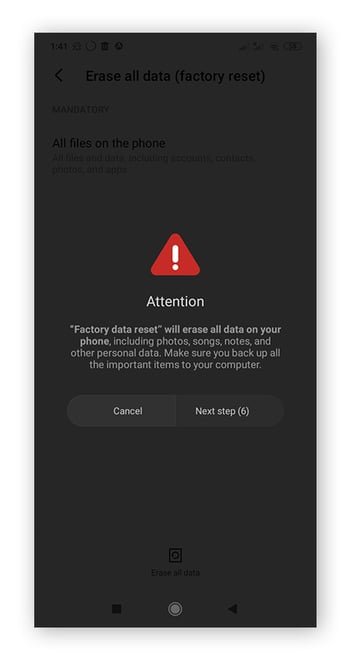 Pantalla de advertencia que confirma el restablecimiento a los valores de fábrica en Android