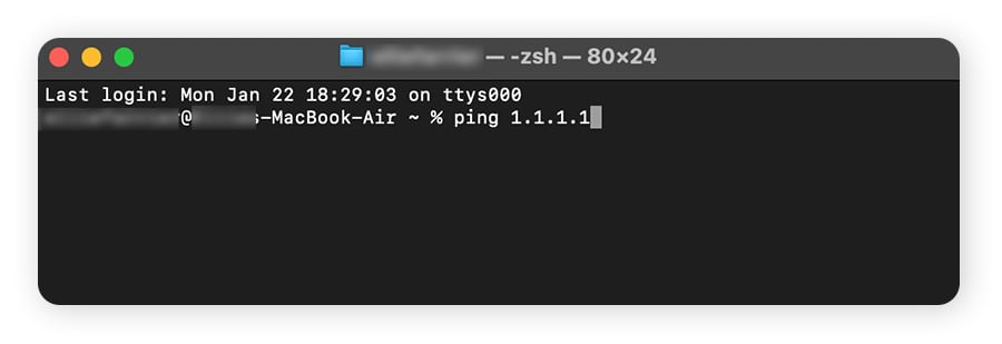 Escritura del comando «ping 1.1.1.1» en el programa Terminal de macOS para ejecutar una prueba de pérdida de paquetes.