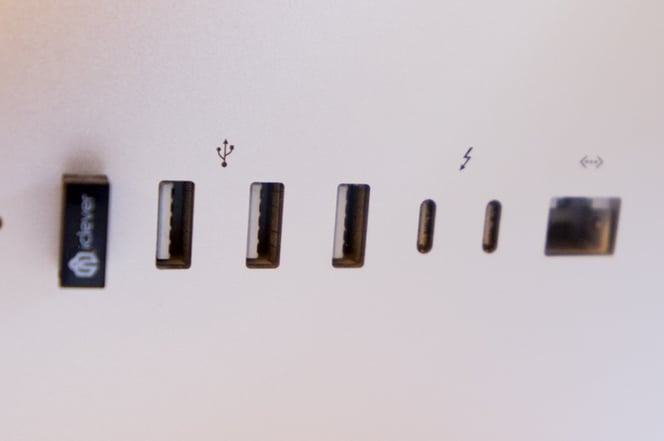Puertos USB-A rectangulares y puertos USB-C/Thunderbolt más pequeños con forma ovalada