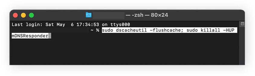 En Terminal, puede escribir un código para limpiar la memoria caché de DNS.